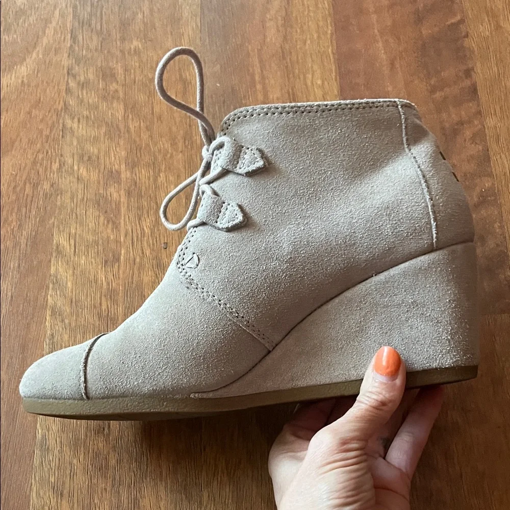 Like new Toms Light Gray Suede Wedge Ankle Boots - Picture 5 of 13